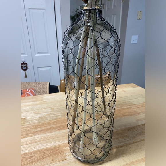 Chicken wire vase with greenery - Picture 5 of 12